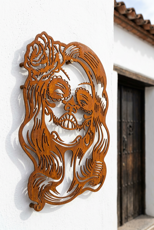 La Muerte – kvinnlig sugar skull i rostig cortenstål på vit vägg