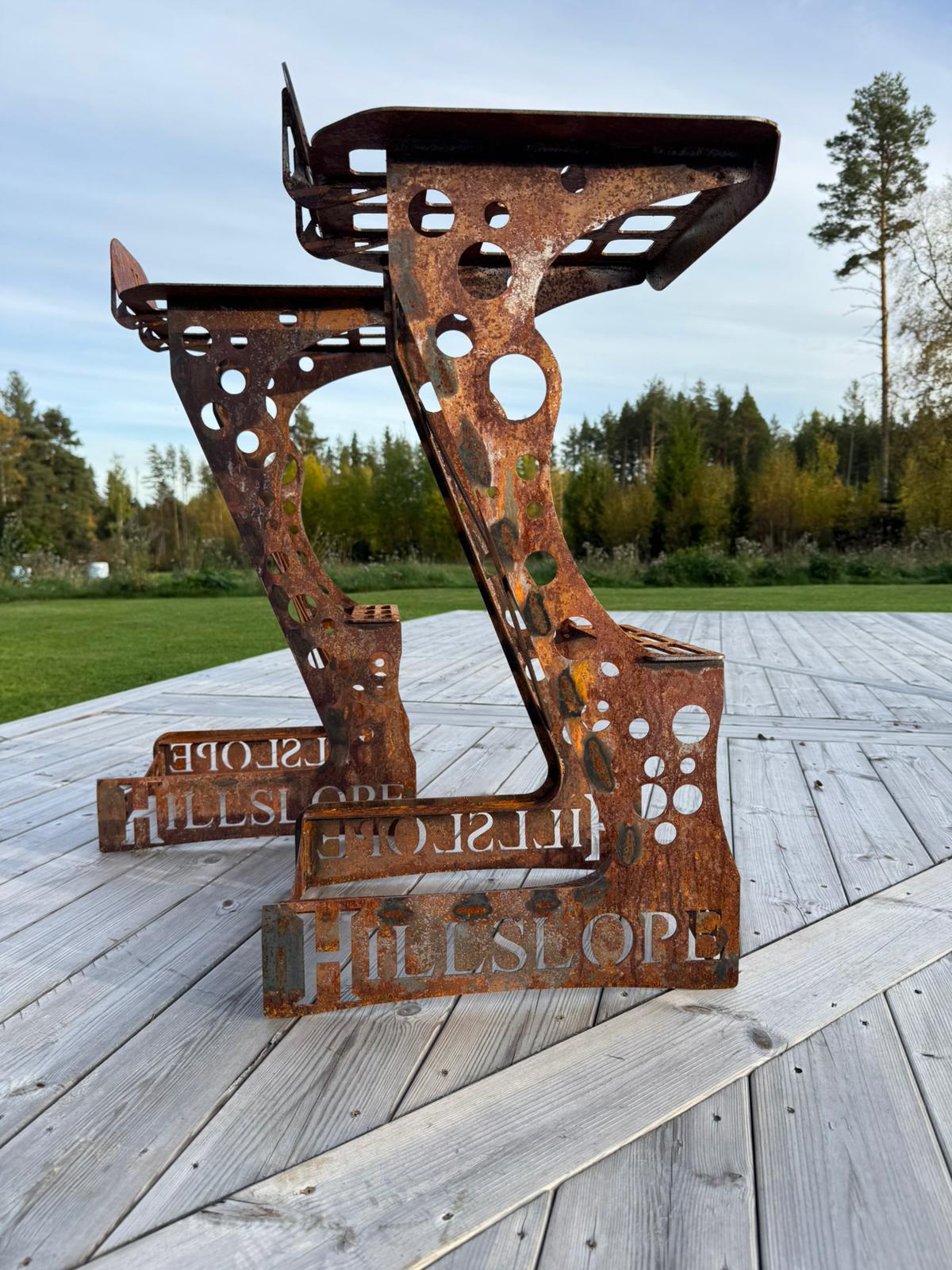 Barstol Hillslope. Snygg rostig corten. Utskuret och svetsat i Ljusdal.