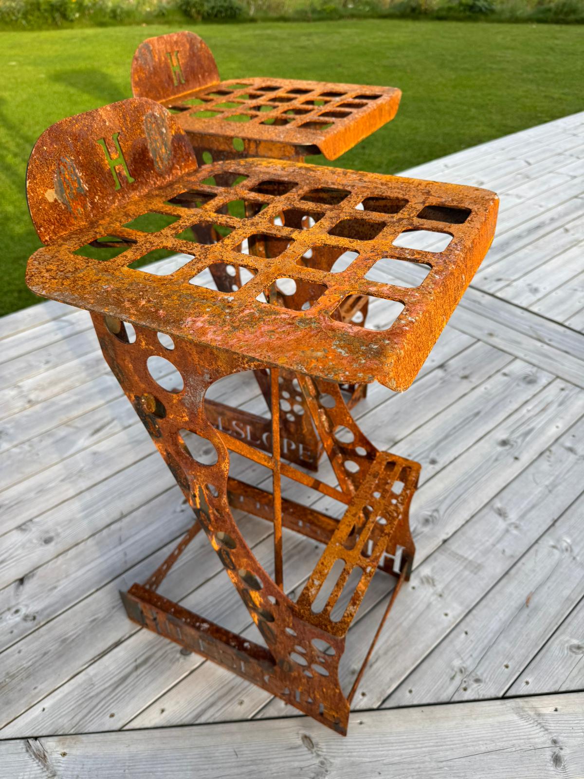 Barstolar Hillslope. Unik rostig stabil konstruktion.