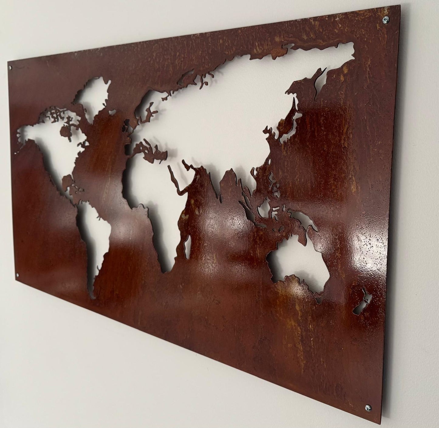 Metallkonst som är monterad på vägg