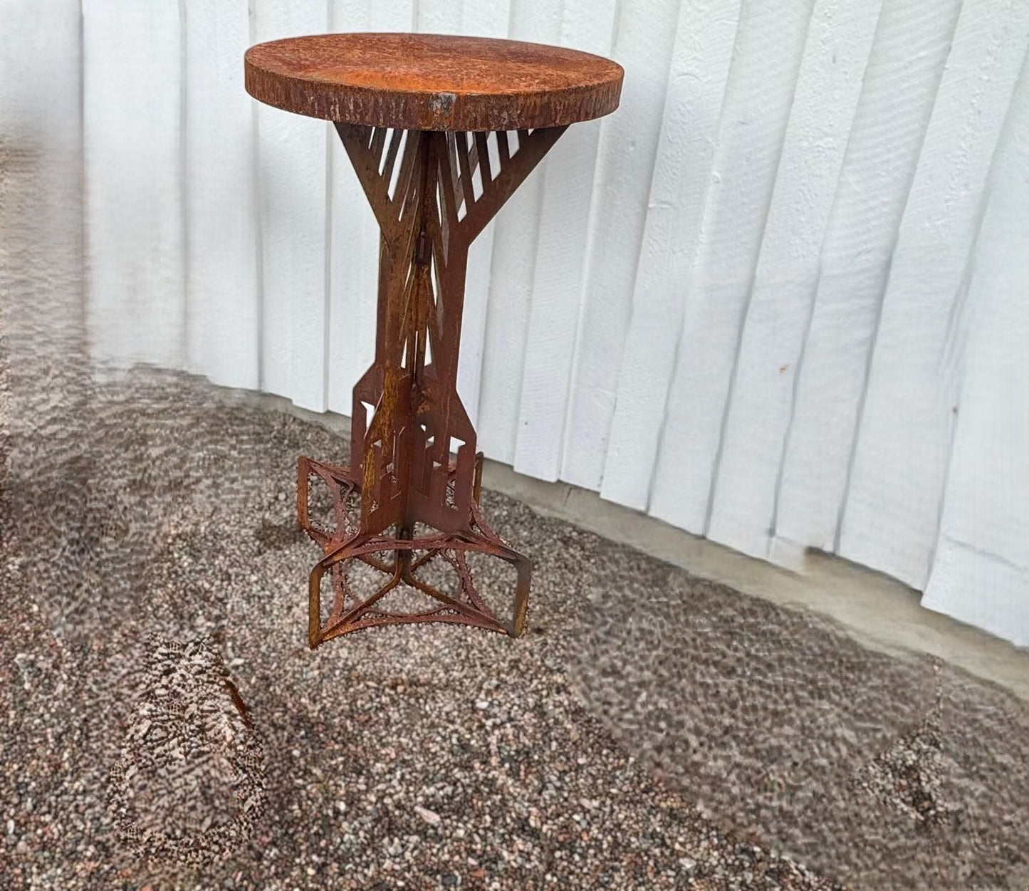 Barbord i rostig corten som även kan användas till mässa