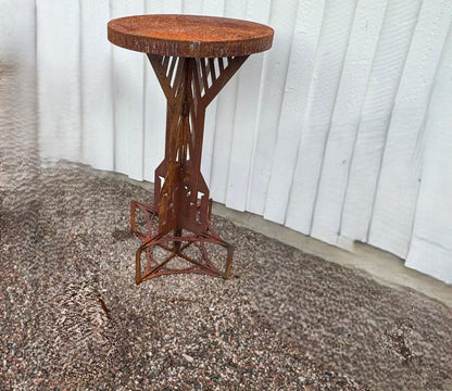 Barbord i rostig corten som även kan användas till mässa