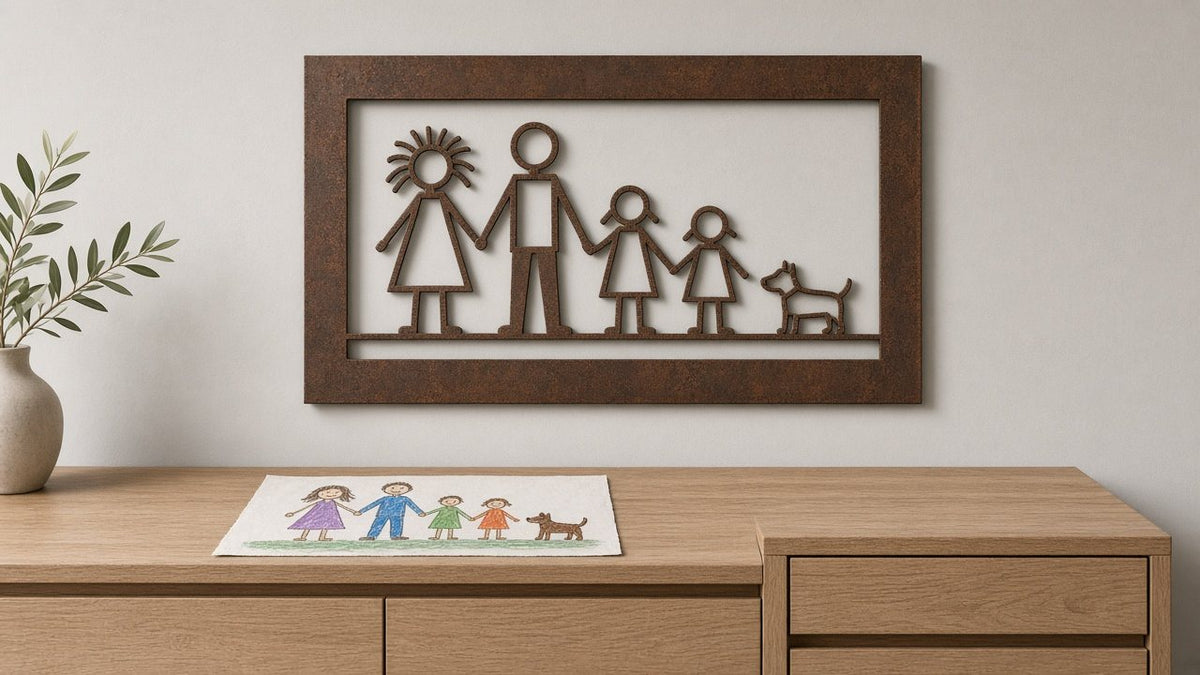 Barnets teckning av familjen utskuren i cortenstål med ram, ovanför originalteckningen