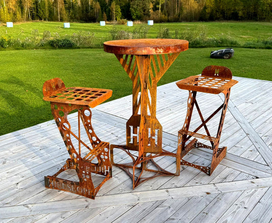 Barset i corten – barbord och två barstolar med H och HILLSLOPE på altan