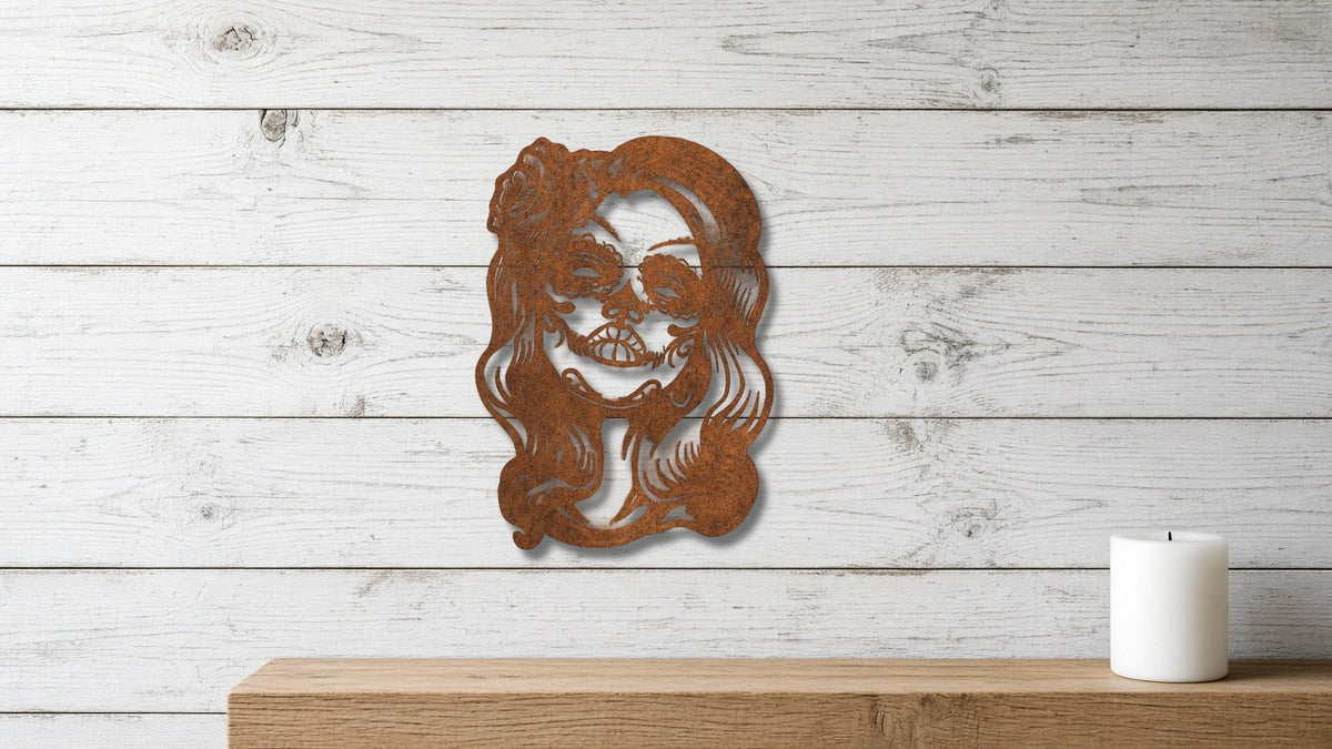 La Muerte – kvinnlig sugar skull i cortenstål på en vitlaserad träpanel
