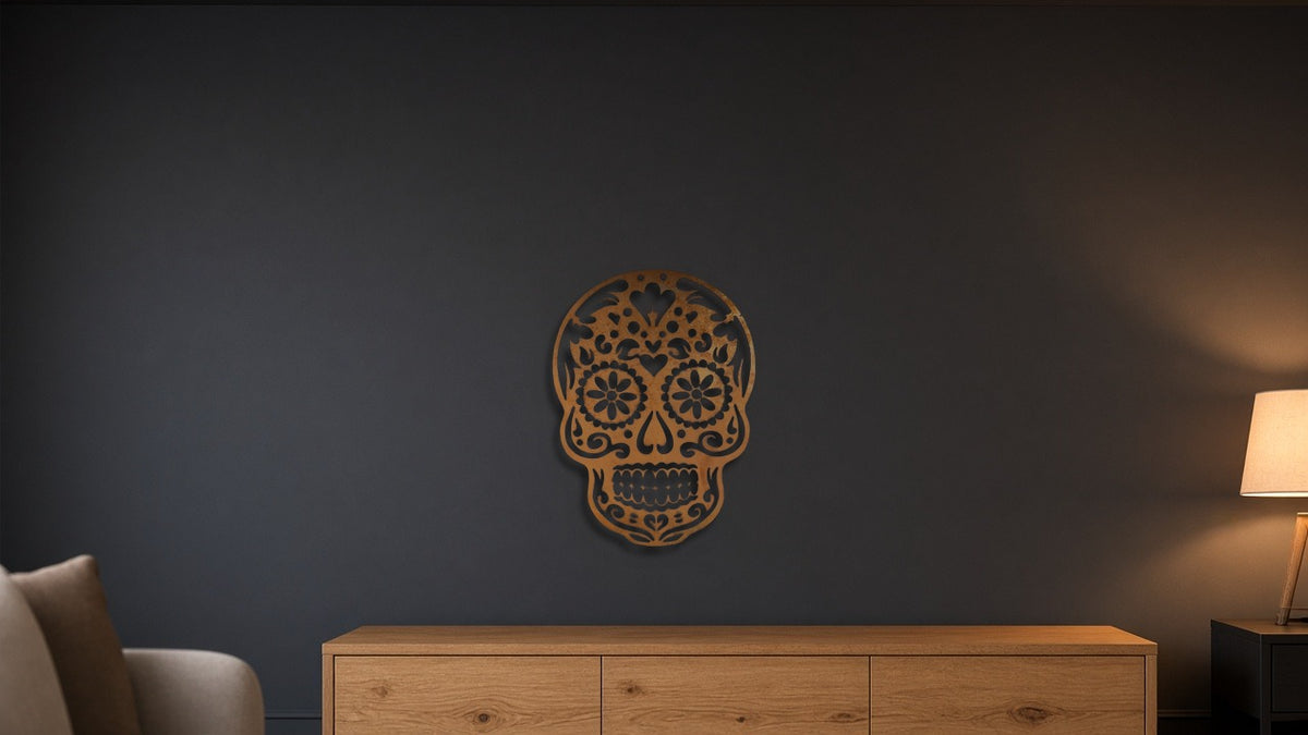 Sugar skull i cortenstål på en mörkgrå vardagsrumsvägg ovanför en skänk i ek