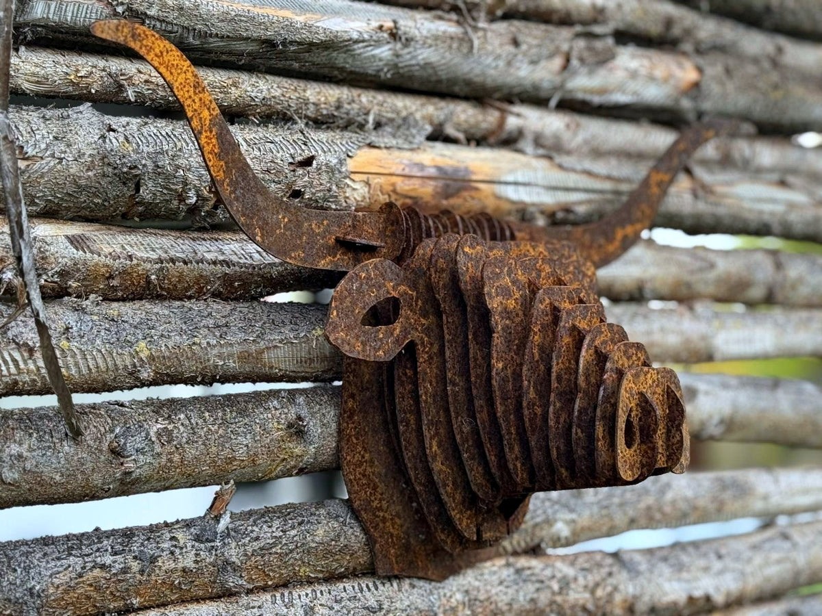 Texas Longhorn i corten – lamellhuvud i 3D mot timmervägg